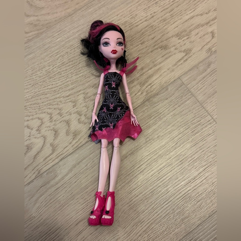 Monster High Draculaura Frights Camera Action Black Carpet Doll